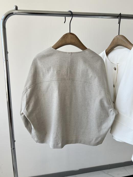 25春款，韩国🇰🇷IZZAT原单外套，棉混纺材质，舒服有质感，简单干净的圆领设计，胸前金属扣配饰，精致时尚，干净的包条，超级上档次，小微廓版型，包容性极强,显瘦遮肉！数量不多！ 商品图8