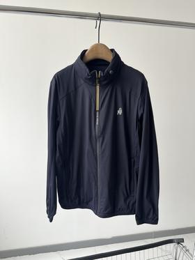 小熊男款外套，纯纯原单货，面料有弹力，舒服透气，质感满满，防水压胶拉链，拼接LOG O印花，更是高级感十足，胸前小LOGO，立领设计，拉链里隐藏帽子，功能性齐全日常穿搭或者运动穿都很给力！数量不多！