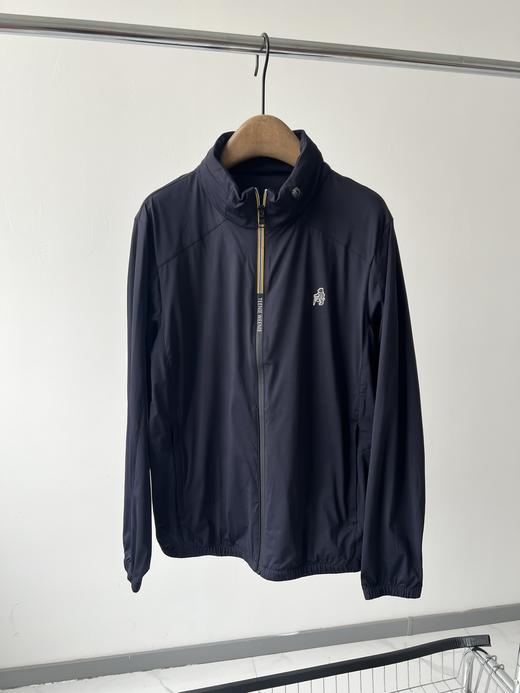 小熊男款外套，纯纯原单货，面料有弹力，舒服透气，质感满满，防水压胶拉链，拼接LOG O印花，更是高级感十足，胸前小LOGO，立领设计，拉链里隐藏帽子，功能性齐全日常穿搭或者运动穿都很给力！数量不多！ 商品图0