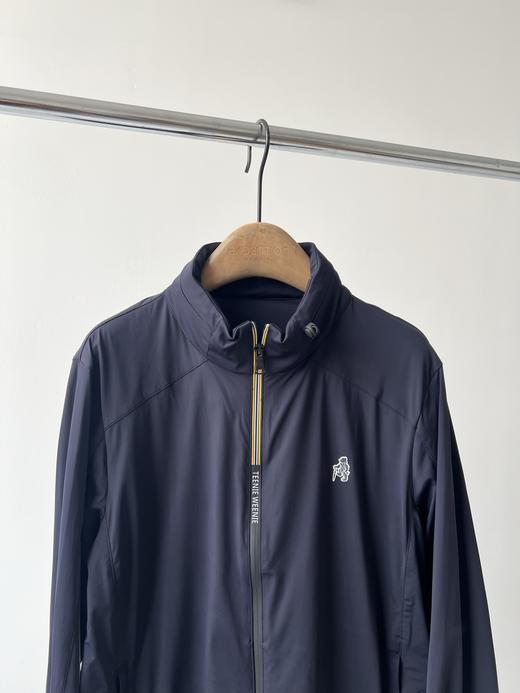 小熊男款外套，纯纯原单货，面料有弹力，舒服透气，质感满满，防水压胶拉链，拼接LOG O印花，更是高级感十足，胸前小LOGO，立领设计，拉链里隐藏帽子，功能性齐全日常穿搭或者运动穿都很给力！数量不多！ 商品图1