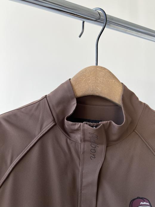 25春款MB纯原高尔夫🏌‍♀棒球服外套，超级好看的小短款，韩国🇰🇷客供面料，超有质感，轻防水，而且面料带弹力，无论是运动或者日常穿都超舒服，百搭的小短款，搭裤子和裙子都好搭 商品图4