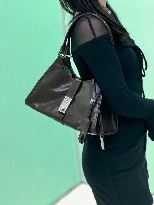 普拉达厂单25SS走秀款油蜡皮托特包锁扣（MM） 商品图5