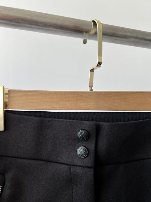 G- FORE原单裤子，🍁🍁超级百搭的一款，韩国🇰🇷客供面料，有点厚度，版型也超赞，显瘦，这款裤子工艺超复杂，兜口拉链装饰，裤缝织带拼接，而且反光印花LOGO，后腰针织刺绣，数量不多！ 商品图3