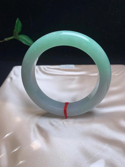 612716，56.8果绿底手镯，底妆特别细腻、一半带果绿底色，润润的 商品图0