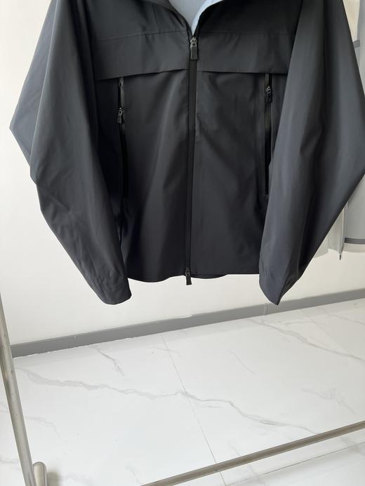 M-XL可接单 意大利轻奢品牌，软壳户外冲锋衣来啦！     高级户外款，这款时髦运动连帽夹克简直不要太GAO级！   今年还没入这个系列的姐妹，就让它开启我们的出游之旅吧！ 商品图2