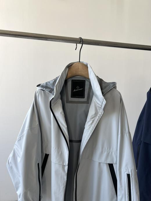 意大利轻奢品牌，软壳户外冲锋衣来啦！  高级户外款，这款时髦运动连帽夹克简直不要太GAO级！  今年还没入这个系列的姐妹，就让它开启我们的出游之旅吧！ 两个颜色，强烈推荐白色这款 商品图1