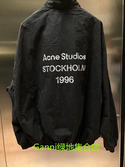 新款Acne 1996情侣夹克，真的是全网都在安利的大爆款，被小红书🍠各大博主强烈推荐… 棉质风衣面料，水洗做旧工艺，不同于以往传统夹克的呆板硬塑感，此款上身柔软舒适 商品图5