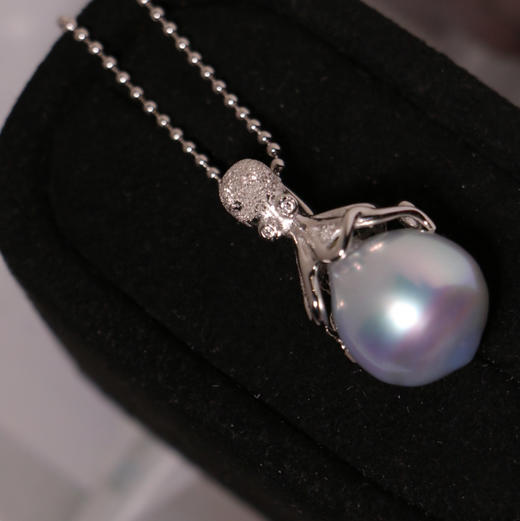 甄珠贝 可开合章鱼吊坠 澳白巴洛克14-15mm 镜面银冷光 背面合底部有细小的瑕疵 很有个性的一款 商品图1