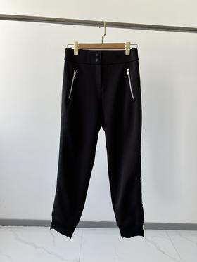 G- FORE原单裤子，🍁🍁超级百搭的一款，韩国🇰🇷客供面料，有点厚度，版型也超赞，显瘦，这款裤子工艺超复杂，兜口拉链装饰，裤缝织带拼接，而且反光印花LOGO，后腰针织刺绣，数量不多！