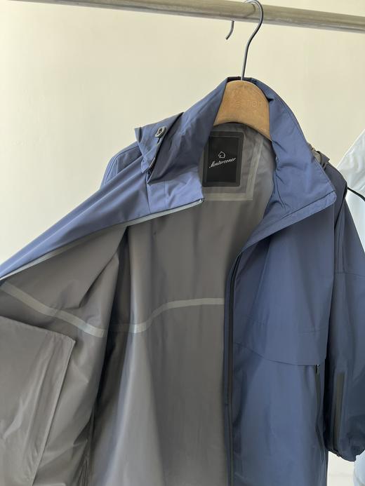 意大利轻奢品牌，软壳户外冲锋衣来啦！  高级户外款，这款时髦运动连帽夹克简直不要太GAO级！  今年还没入这个系列的姐妹，就让它开启我们的出游之旅吧！  两个颜色，强烈推荐白色这款， 商品图5