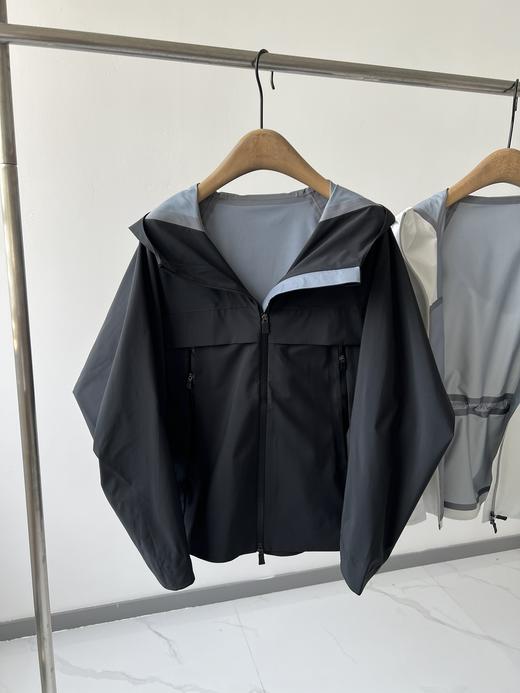 M-XL可接单 意大利轻奢品牌，软壳户外冲锋衣来啦！     高级户外款，这款时髦运动连帽夹克简直不要太GAO级！   今年还没入这个系列的姐妹，就让它开启我们的出游之旅吧！ 商品图0