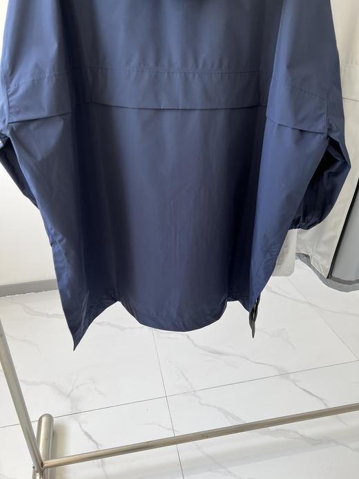 意大利轻奢品牌，软壳户外冲锋衣来啦！  高级户外款，这款时髦运动连帽夹克简直不要太GAO级！  今年还没入这个系列的姐妹，就让它开启我们的出游之旅吧！  两个颜色，强烈推荐白色这款， 商品图8