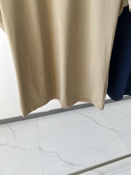 福利款，💕💕韩国🇰🇷高er夫PING速干T恤，纯元臻品，客供面料，四面弹力，质感丝滑垂顺，背后采用网眼面料，更透气，polo衬衫翻领设计，更显优雅气质，左袖口字母点缀，领口扣子带有logo 商品图3