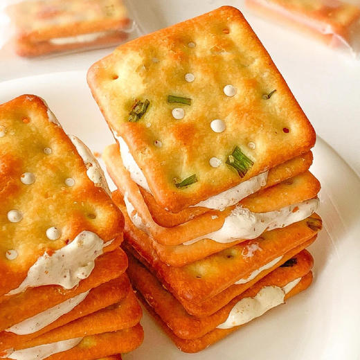 惦味 香葱牛轧糖夹心饼干250g*2袋 （17小包/袋）古早网红休闲零食，一口直接沦陷；咸香酥脆的香葱味苏打饼干+超能拉丝的奶香牛轧糖，好吃到停不下来；独立包装，携带方便 商品图4