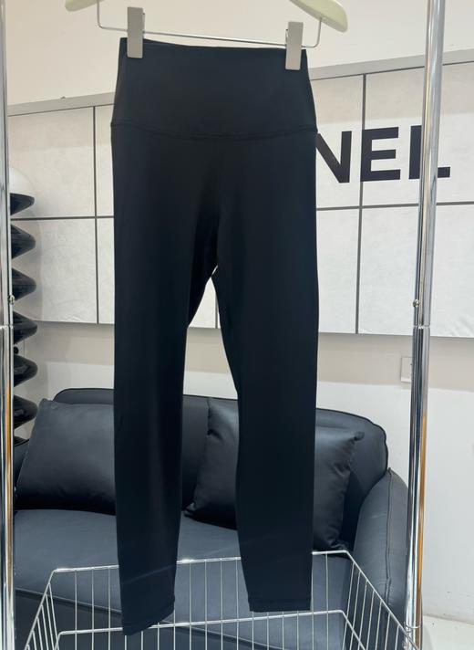 alo瑜伽健身裤 外穿高腰提臀裸感跑步健身瑜伽九分裤 打造亲肤裸感; 轻盈柔滑，伴你专注习练 面料轻盈柔滑，具有芯吸性能，带有四面弹力 添加 Lycra®氨纶，舒适伸展腰部平整贴合，减少紧勒 商品图2