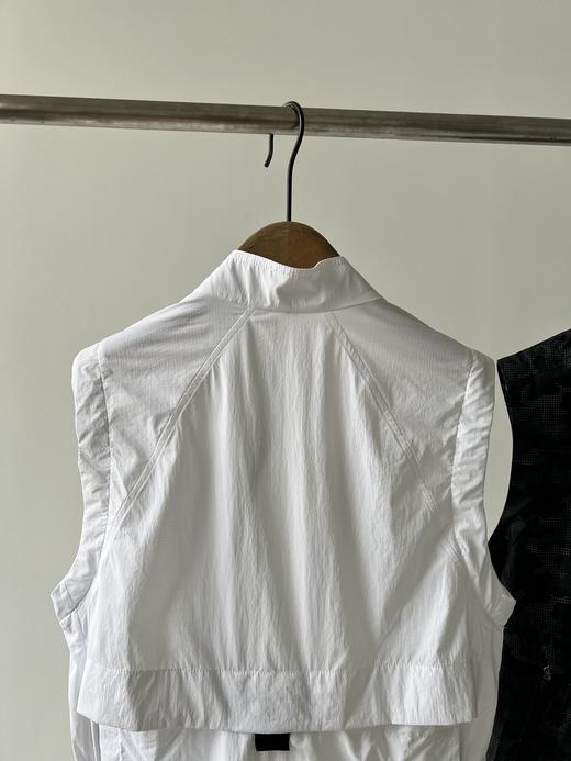 纯原马甲🍁🍁，纯纯的原单货，这款必须好好夸夸，工艺超级复杂，工厂做韩国订单加工时，一天只能做几件衣服，可见其难度相当大，经典拉链设计，后背内部有防风口，外面做了贴兜设计，细节处更显品质，数量不多！ 商品图4