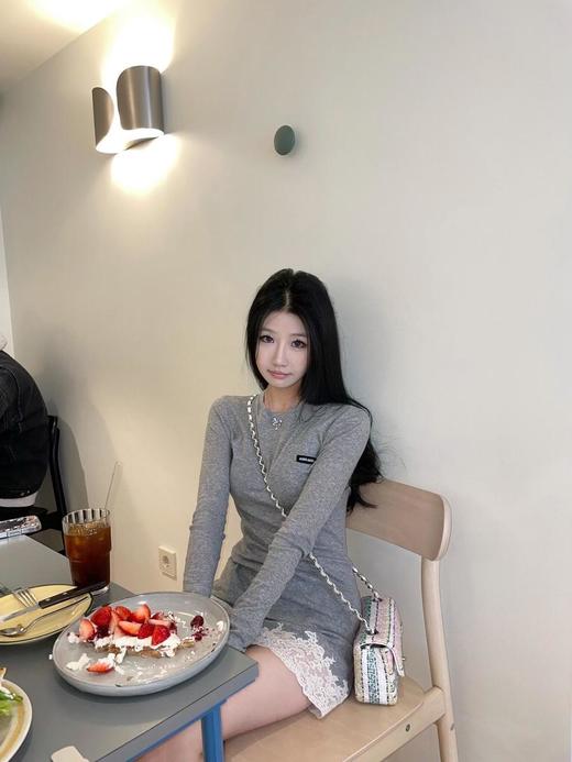 缪缪25Ss春夏新款微标蕾丝拼接长袖中长款T恤（DQJ） 商品图1