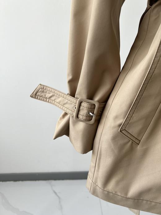 新款经典英伦风双排扣风衣，中长款式，客供面料，甄选最合适制作风衣的面料 ，色泽鲜明 手感细腻，亲肤性好 耐用度高 ，兼顾透气性的同时又很好的把控了密度性，能更好的抵御秋风，整件衣服的走线很匀称工整 商品图4