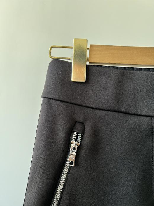 G- FORE原单裤子，🍁🍁超级百搭的一款，韩国🇰🇷客供面料，有点厚度，版型也超赞，显瘦，这款裤子工艺超复杂，兜口拉链装饰，裤缝织带拼接，而且反光印花LOGO，后腰针织刺绣，数量不多！ 商品图4