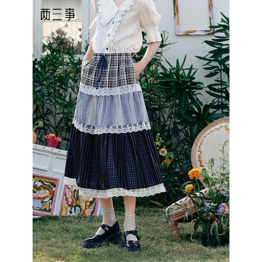 两三事 倒流梦境 2025夏季新款小清新蕾丝拼接格子绑带高腰半身裙 商品图0