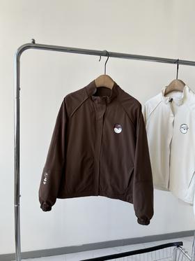 25春款MB纯原高尔夫🏌‍♀棒球服外套，超级好看的小短款，韩国🇰🇷客供面料，超有质感，轻防水，而且面料带弹力，无论是运动或者日常穿都超舒服，百搭的小短款，搭裤子和裙子都好搭