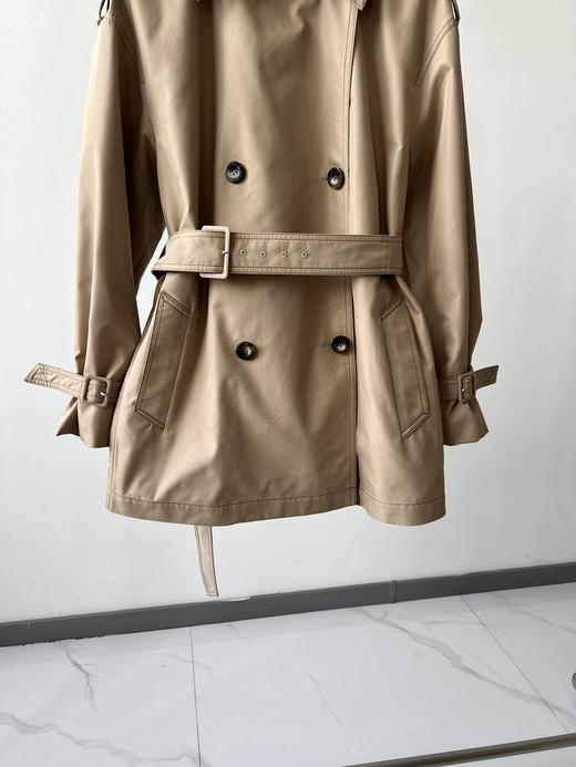 新款经典英伦风双排扣风衣，中长款式，客供面料，甄选最合适制作风衣的面料 ，色泽鲜明 手感细腻，亲肤性好 耐用度高 ，兼顾透气性的同时又很好的把控了密度性，能更好的抵御秋风，整件衣服的走线很匀称工整 商品图3