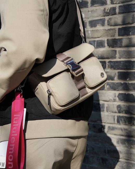 点此购买 lulu露露多口袋斜挎包 xj 315761 商品图6