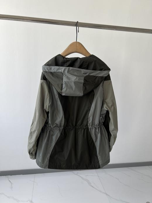 新款拼接拼色冲锋衣外套，防风防水科技面料，此款外套由诸多个身片拼接而成，工艺复杂，全身采用对称结构，耗材巨大，成本巨高，内衬全部网眼设计，透气性超好，腰部抽绳设计，自由随性 商品图7