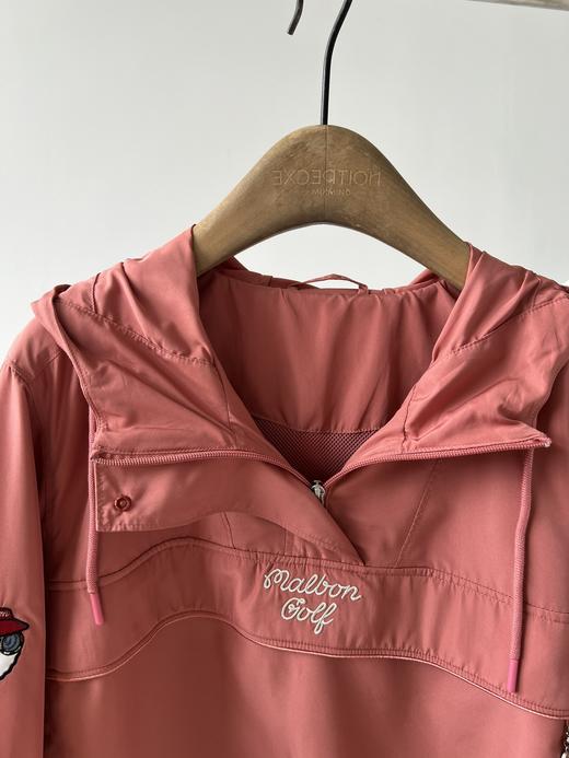 韩国🇰🇷高er夫malbon24年秋款外套，超超舒适，连帽设计、帽子有抽绳，袖子经典刺绣设计，胸前logo点缀，超精致，底摆处有抽绳、根据不同的环境需要，随时疏松拉紧抽绳，以达到更好的穿着体验💯 商品图5