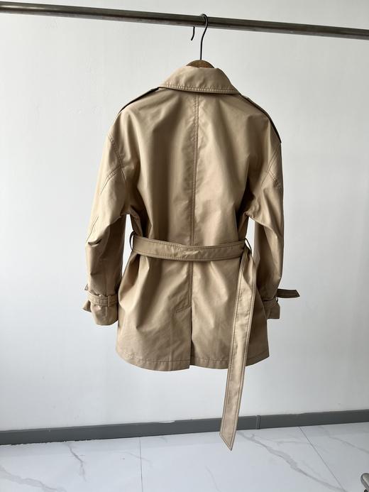 新款经典英伦风双排扣风衣，中长款式，客供面料，甄选最合适制作风衣的面料 ，色泽鲜明 手感细腻，亲肤性好 耐用度高 ，兼顾透气性的同时又很好的把控了密度性，能更好的抵御秋风，整件衣服的走线很匀称工整 商品图8