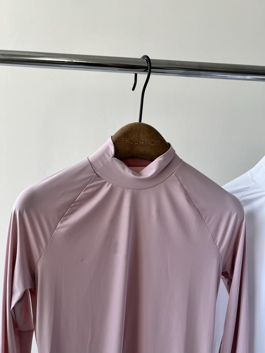 兔耳朵原单牛奶丝半高领打底衫，韩国🇰🇷客供面料，弹力超级大，面料手感好，丝滑有质感，简单百搭的基础款，袖子有印花LOGO设计！ 商品图1