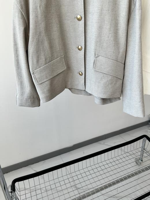 25春款，韩国🇰🇷IZZAT原单外套，棉混纺材质，舒服有质感，简单干净的圆领设计，胸前金属扣配饰，精致时尚，干净的包条，超级上档次，小微廓版型，包容性极强,显瘦遮肉！数量不多！ 商品图4