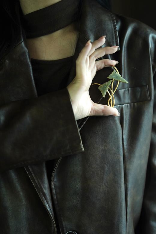 清代和田玉兰花镶嵌银鎏金胸针 商品图5