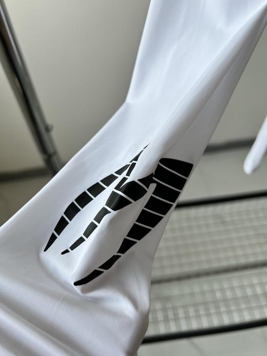 兔耳朵原单牛奶丝半高领打底衫，韩国🇰🇷客供面料，弹力超级大，面料手感好，丝滑有质感，简单百搭的基础款，袖子有印花LOGO设计！ 商品图3