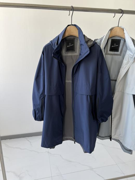 意大利轻奢品牌，软壳户外冲锋衣来啦！  高级户外款，这款时髦运动连帽夹克简直不要太GAO级！  今年还没入这个系列的姐妹，就让它开启我们的出游之旅吧！  两个颜色，强烈推荐白色这款， 商品图1