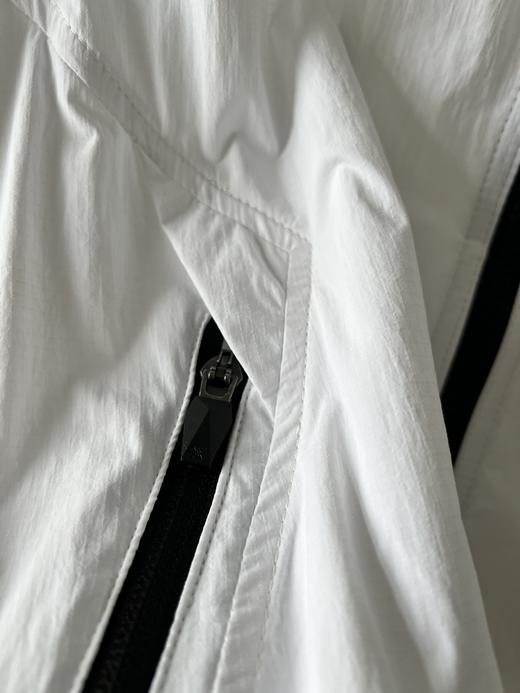 纯原马甲🍁🍁，纯纯的原单货，这款必须好好夸夸，工艺超级复杂，工厂做韩国订单加工时，一天只能做几件衣服，可见其难度相当大，经典拉链设计，后背内部有防风口，外面做了贴兜设计，细节处更显品质，数量不多！ 商品图5