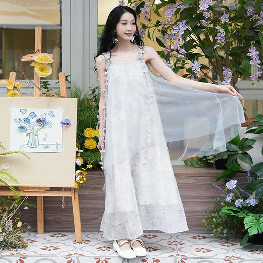 两三事 屿岸吟风 2025夏季新款立体花朵吊带裙小仙女印花连衣裙 商品图2