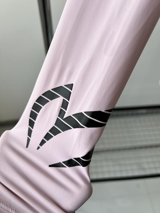 兔耳朵原单牛奶丝半高领打底衫，韩国🇰🇷客供面料，弹力超级大，面料手感好，丝滑有质感，简单百搭的基础款，袖子有印花LOGO设计！ 商品图3