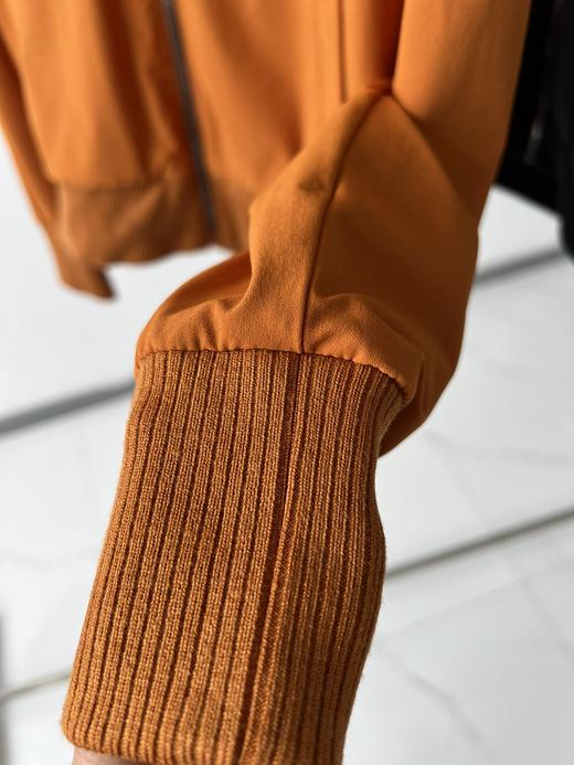 LYN X纯原单外套💕👍，难得好货，韩国🇰🇷客供面料，弹力超好，无论是打球还是平时运动，都是超级舒服的，简单经典立领版型，不挑身材，有一定的厚度、带里衬，可以穿到深秋，扣子拉链等辅料都是全原 商品图5