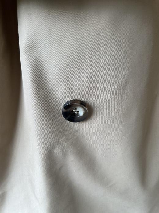 新款经典英伦风双排扣风衣，中长款式，客供面料，甄选最合适制作风衣的面料 ，色泽鲜明 手感细腻，亲肤性好 耐用度高 ，兼顾透气性的同时又很好的把控了密度性，能更好的抵御秋风，整件衣服的走线很匀称工整 商品图5