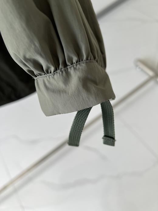 新款拼接拼色冲锋衣外套，防风防水科技面料，此款外套由诸多个身片拼接而成，工艺复杂，全身采用对称结构，耗材巨大，成本巨高，内衬全部网眼设计，透气性超好，腰部抽绳设计，自由随性 商品图6