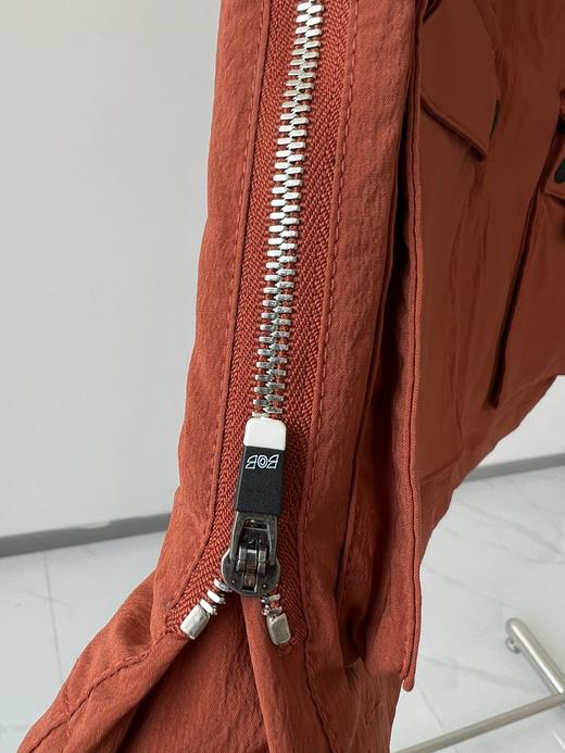 韩国🇰🇷高er夫BOB春夏新款女工装半裙，客供面料，质感超好，三标齐全，品相完美，磨砂质感的速干面料，透气性超好，吸湿排汗，休闲运动风，侧拉链穿着，脱卸方便，内配有安全裤，前身两侧工装口袋 商品图3