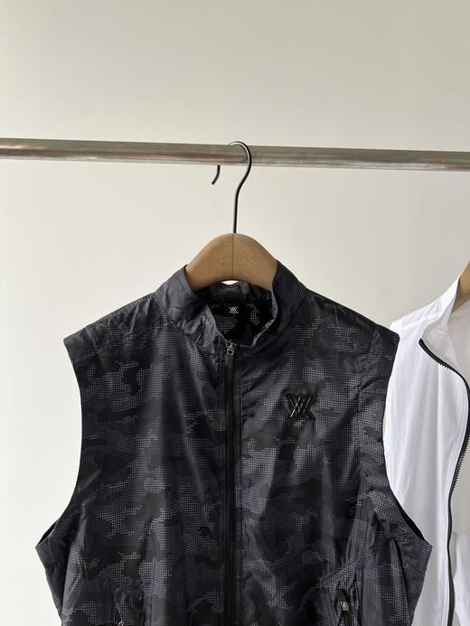 纯原马甲🍁🍁，纯纯的原单货，这款必须好好夸夸，工艺超级复杂，工厂做韩国订单加工时，一天只能做几件衣服，可见其难度相当大，经典拉链设计，后背内部有防风口，外面做了贴兜设计，细节处更显品质，数量不多！ 商品图1