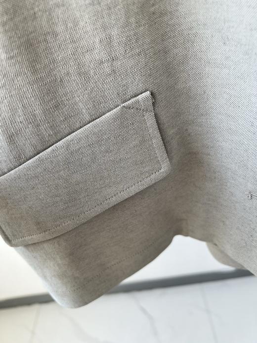 25春款，韩国🇰🇷IZZAT原单外套，棉混纺材质，舒服有质感，简单干净的圆领设计，胸前金属扣配饰，精致时尚，干净的包条，超级上档次，小微廓版型，包容性极强,显瘦遮肉！数量不多！ 商品图6