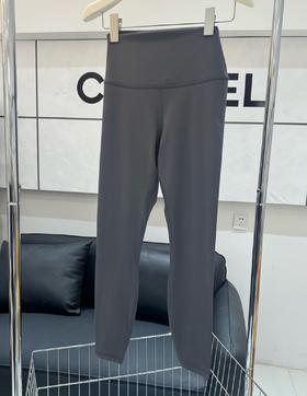 alo瑜伽健身裤 外穿高腰提臀裸感跑步健身瑜伽九分裤 打造亲肤裸感; 轻盈柔滑，伴你专注习练 面料轻盈柔滑，具有芯吸性能，带有四面弹力 添加 Lycra®氨纶，舒适伸展腰部平整贴合，减少紧勒