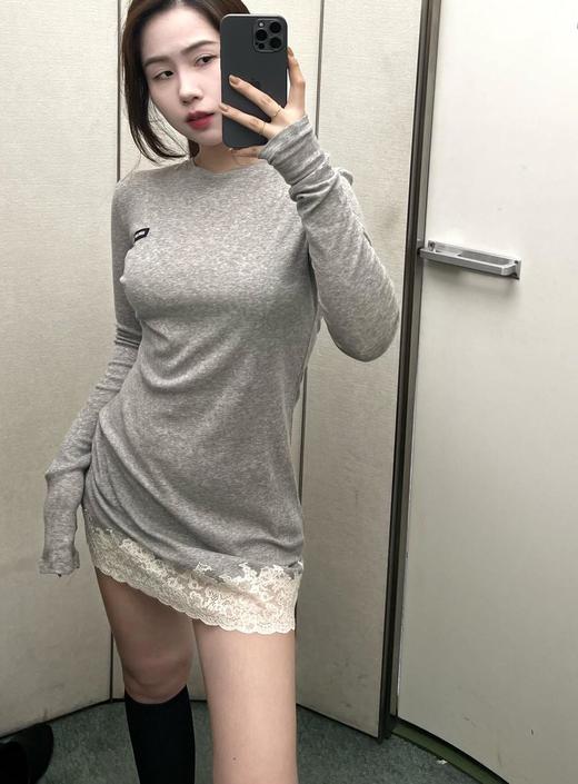 缪缪25Ss春夏新款微标蕾丝拼接长袖中长款T恤（DQJ） 商品图7