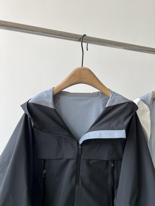 M-XL可接单 意大利轻奢品牌，软壳户外冲锋衣来啦！     高级户外款，这款时髦运动连帽夹克简直不要太GAO级！   今年还没入这个系列的姐妹，就让它开启我们的出游之旅吧！ 商品图1