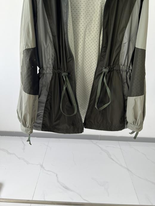 新款拼接拼色冲锋衣外套，防风防水科技面料，此款外套由诸多个身片拼接而成，工艺复杂，全身采用对称结构，耗材巨大，成本巨高，内衬全部网眼设计，透气性超好，腰部抽绳设计，自由随性 商品图2