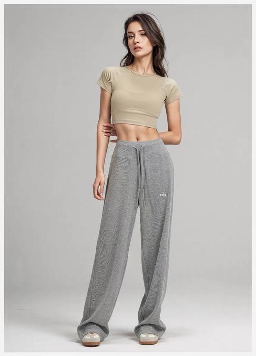 Alo这条裤子没有什么腿型包容不了💯 面料: ​86%聚酯纤维+14%弹性纤维  这裤子的版型巨好，加高腰的阔腿裤，腰头高度完美包裹小肚子盖住肚脐，高度卡在腰围最细的地方，上身只显腰细、腿直、腿长。 商品图6