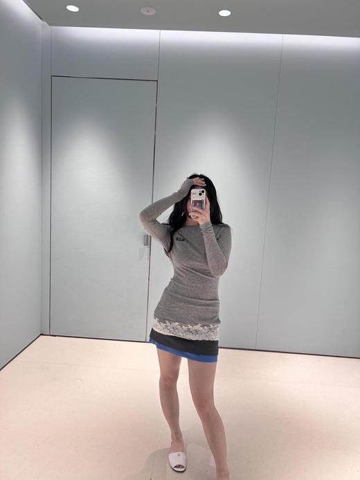 缪缪25Ss春夏新款微标蕾丝拼接长袖中长款T恤（DQJ） 商品图6